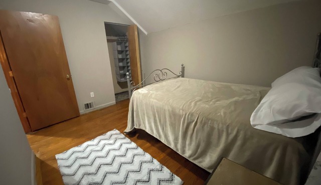 Welcoming 3-bedroom house with AC in vibrant Cleveland