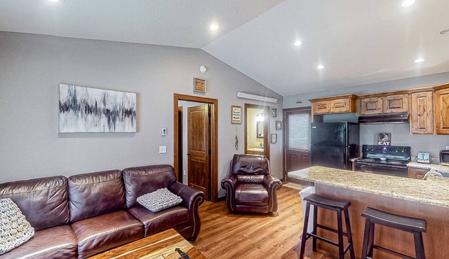 Welcoming house with spacious deck, central AC & W/D - near national parks