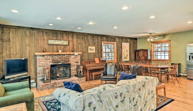 West Dover Home w/Deck ~ 2 Mi to Mount Snow!