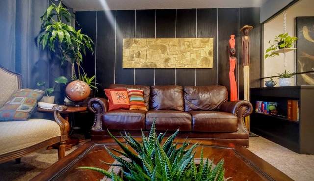 Whimsical Vintage townhouse in peaceful King Edward park *Pet Friendly!