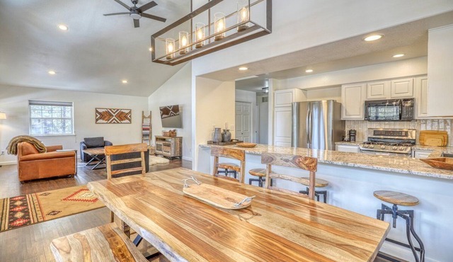 Whispering Pines Canyon Retreat - Pet friendly