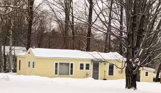 White Mountain Cozy Cottage of Bethlehem with hot tub