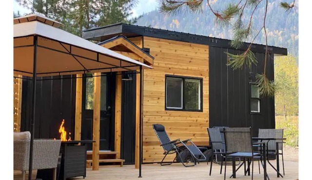 Wild Woods Creek Cottage near Whitewater Ski Hill with hot tub