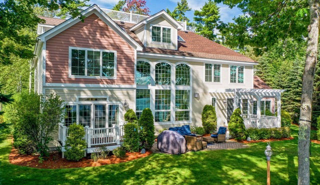 Winnipesaukee Luxury for 16 Prime Location with AUGUST and SEPT SPECIALS