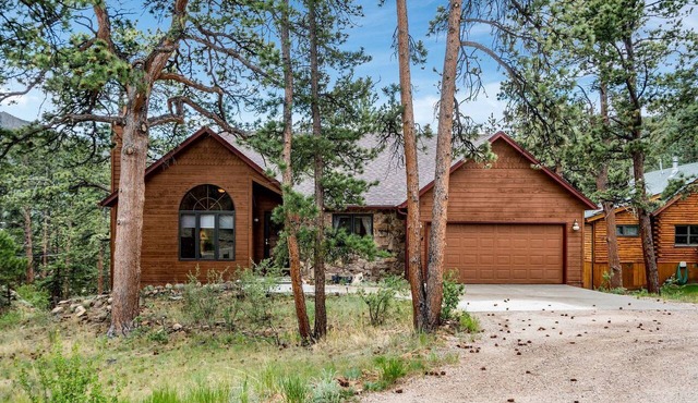 Wooden Rustic Cabin with Hot-Tub and Foosball Table in Estes Park, Colorado