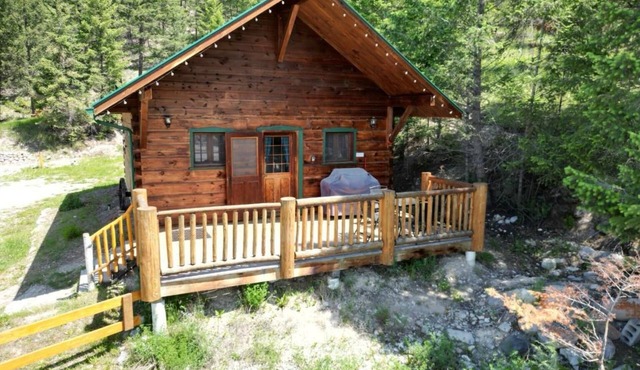 Woodland Comfort in Radium – 2BR Suite in Mountain Lodge