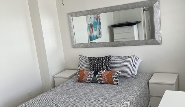 Wow! Beautiful studio (walk to the beach)(2325-5)