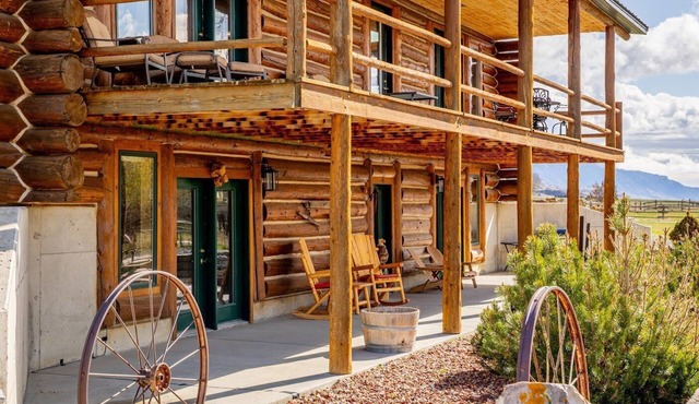 Yellowstone Valley Cabin- ideally located retreat, wildlife and mountain views