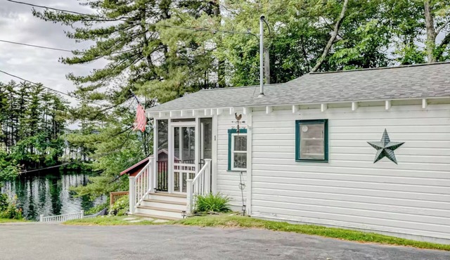 Your Lakeside Getaway: Cozy Cottage, Dock, Endless Family Fun!