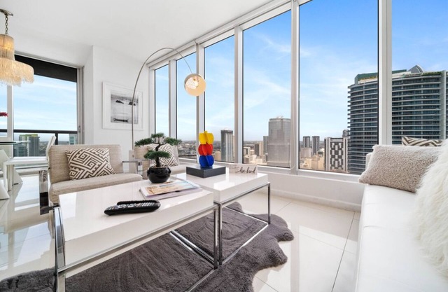 0441 · Elegant Cityscape Apartment 2B/2B Water City View