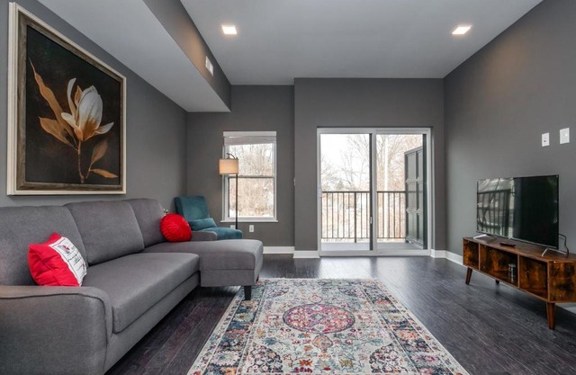 2 bedroom Luxury Condo 10 Minutes from First Energy Stadium A4