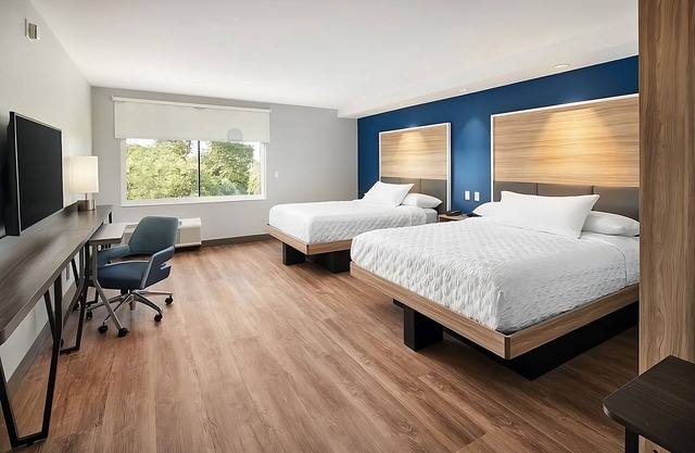 2 Gorgeous Units, Parking, Near Sheridan Square Shopping Center! Free Breakfast