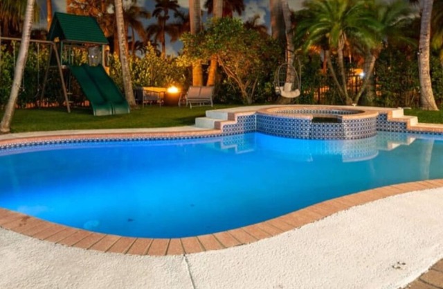 Beach Home 4300 SF Heated Pool , Walk to Beach