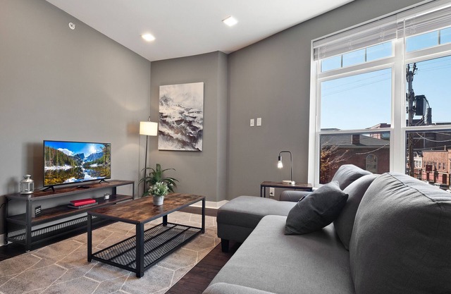 Condo Minutes from Downtown B1