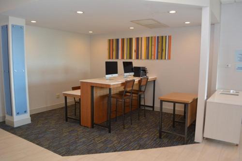 Holiday Inn Express Suites Waterville North Ihg Hotel 