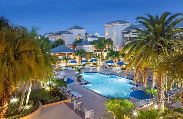 Relaxing Oasis by the Sea! 3 Roomy Units, On-site Pools, Near Bathtub Reef Beach
