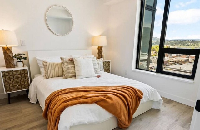 West facing lake views from DT Condo, Sleeps 4 W/ Rooftop Patio! Close to shopping, restaurant and bars, 2 minute walk to waterfront.