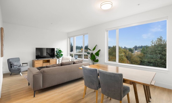 Victoria Condo | 1 bed and den condo in great location, Parking