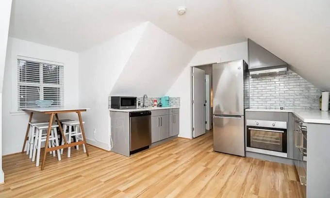 White Rock House | 1-bedroom loft style suitenn