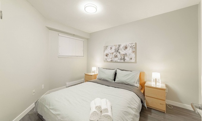 Fairview Condo | 2 Bedroom 2 Bathroom Condo Walkable to Granville Island near Vancouver Hospital