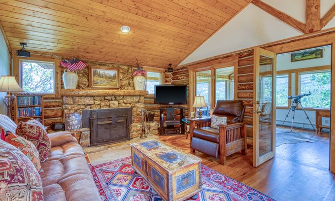Estes Park Cabin | 222 m² Cabin ∙ 4 bedrooms ∙ 9 guests