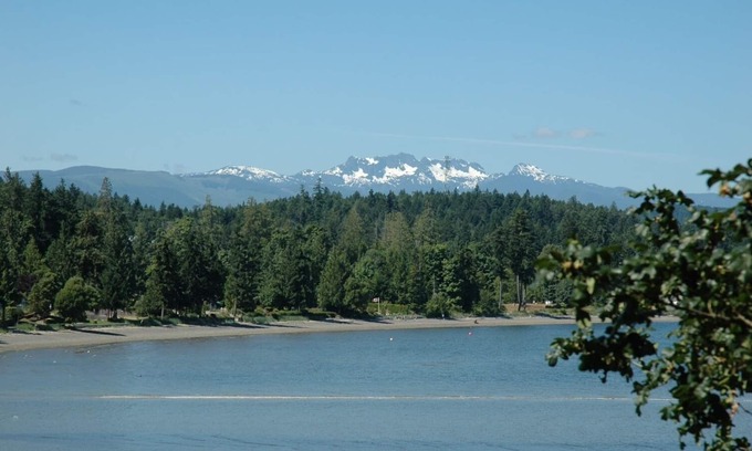 Regional District of Nanaimo House | A luxurious 3 bedroom oceanside retreat