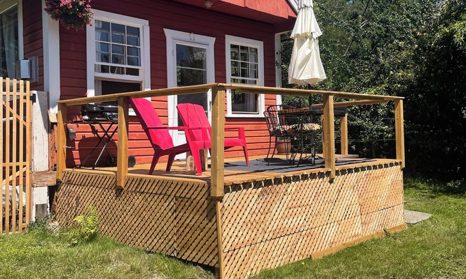 Stillwater Cabin | Annie Bay Ocean Cottage in Powell River