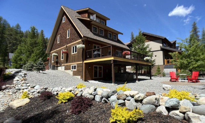 East Kootenay Ski Chalet | Bedrooms Galore Hottub Short Flat Walk to Lift
