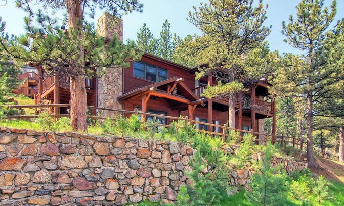 Estes Park Condo | C3 Deluxe Condo W/Two Balconies & Mountain View