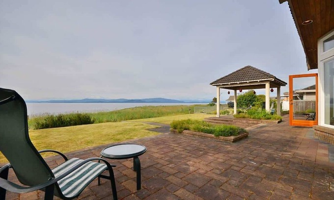 Regional District of Nanaimo House | Columbia Beach House