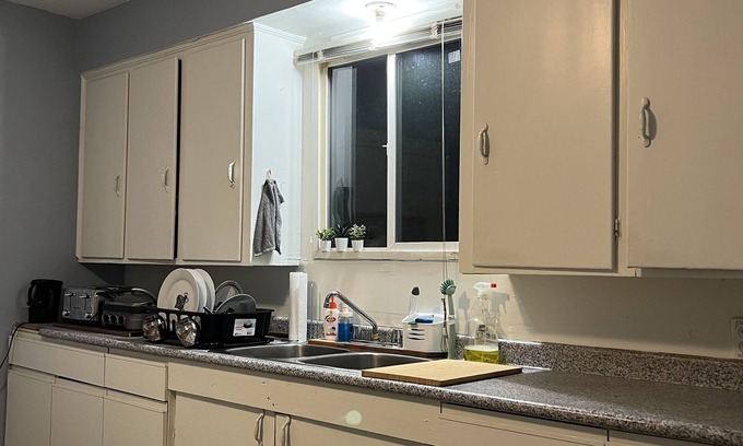 New Westminster Apartment | Cozy 1-Bedroom in the heart of New Westminster