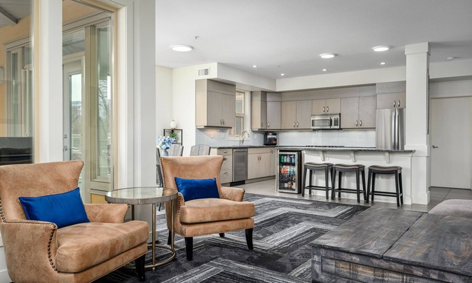 Vernon Condo | Executive Lakefront Townhouse, 4 bed, 4 bath, pool, hot tub, 2 boat slips