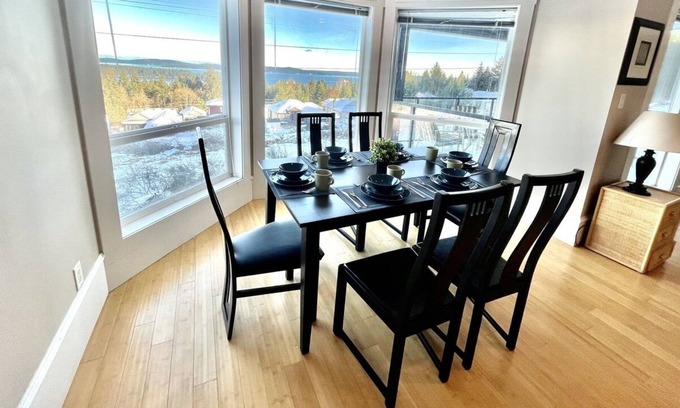 Ladysmith House | Executive ocean view, pet freindly lower suite