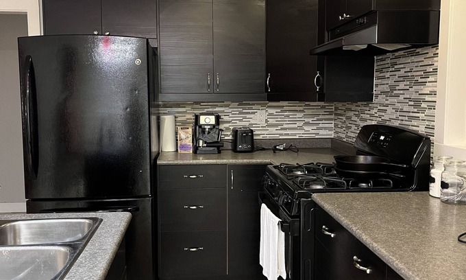Victoria House | Family Fun Place .Central Location to Victoria/ Malahat /Langford