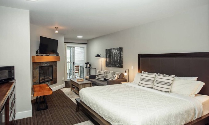 Regional District of Nanaimo Apartment | Forest Stream Escape Suite B