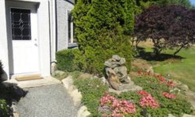 Cobble Hill House | Luxury 2 bedroom Suite on a Private Country Estate - *Swim Spa* and Pet Friendly