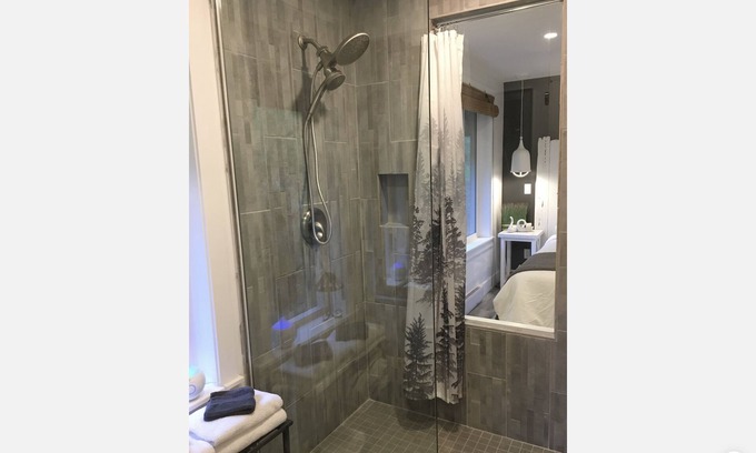 Victoria Bed & Breakfast | Luxury Cottage Private HOT TUB - Creekside