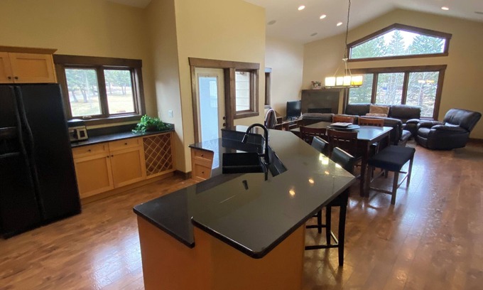 East Kootenay House | Luxury Walk Out House in Radium Hot Springs 5 Bedrooms