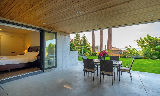Dundarave House | Modern 2BR Suite in West Van | Patio & BBQ