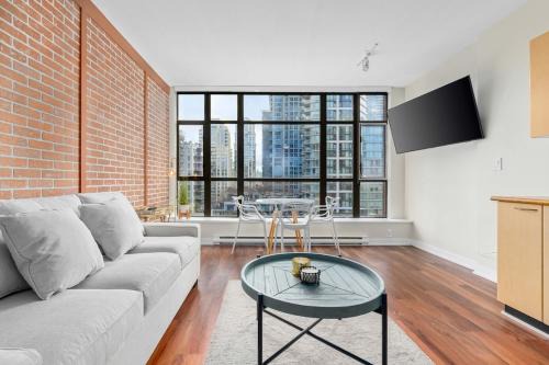 Downtown Vancouver Apartment | Modern Downtown Condo near Granville Street for 5 Guests