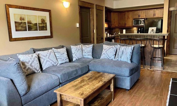 East Kootenay Apartment | Mountain View Retreat