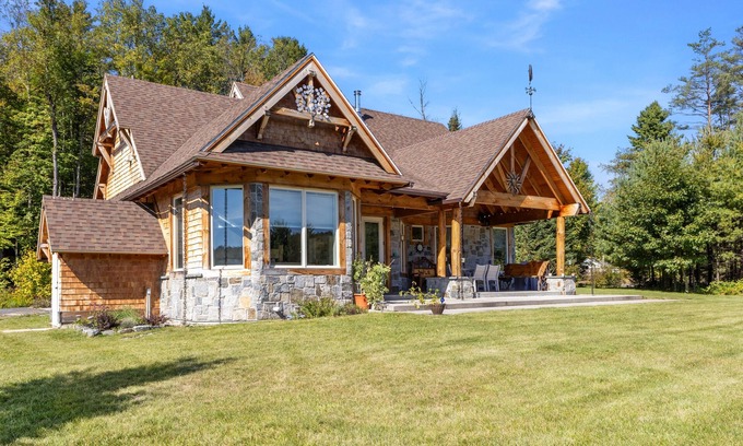 North Creek House | Nature-nestled lodge with wood stove - steps away from skiing, hiking, downtown