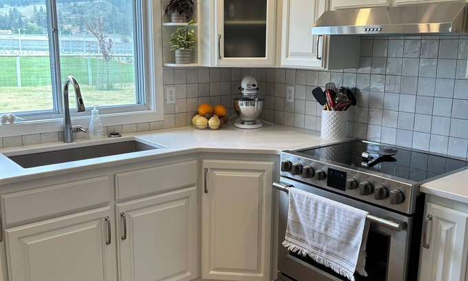 Okanagan-Similkameen House | Pet friendly winter rental on 2 manicured acres!