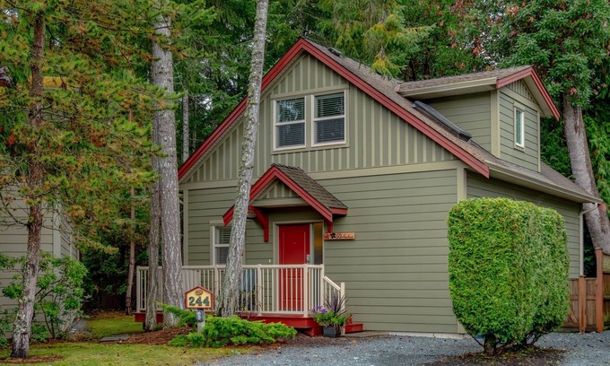 Regional District of Nanaimo Cottage | Pool & hot-tub, Peaceful & Immaculate