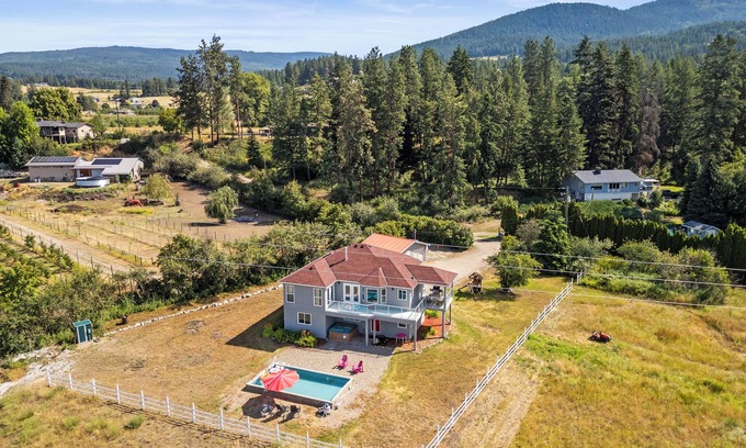 Vernon House | Spacious family home surrounded by mountains, orchards and walking trails.