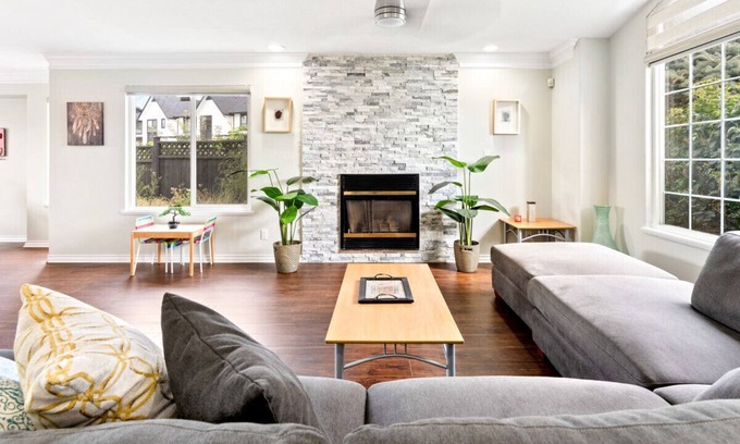 Queensborough House | Stunning and Spacious 6-Bedroom Retreat w/ Jacuzzi