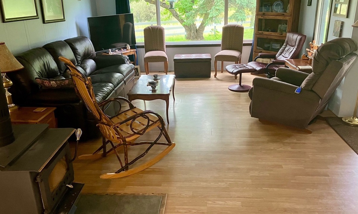 Division No. 11 House | Grammie's House by Pigeon Lake, enjoy the peace & quiet minutes from the lake.