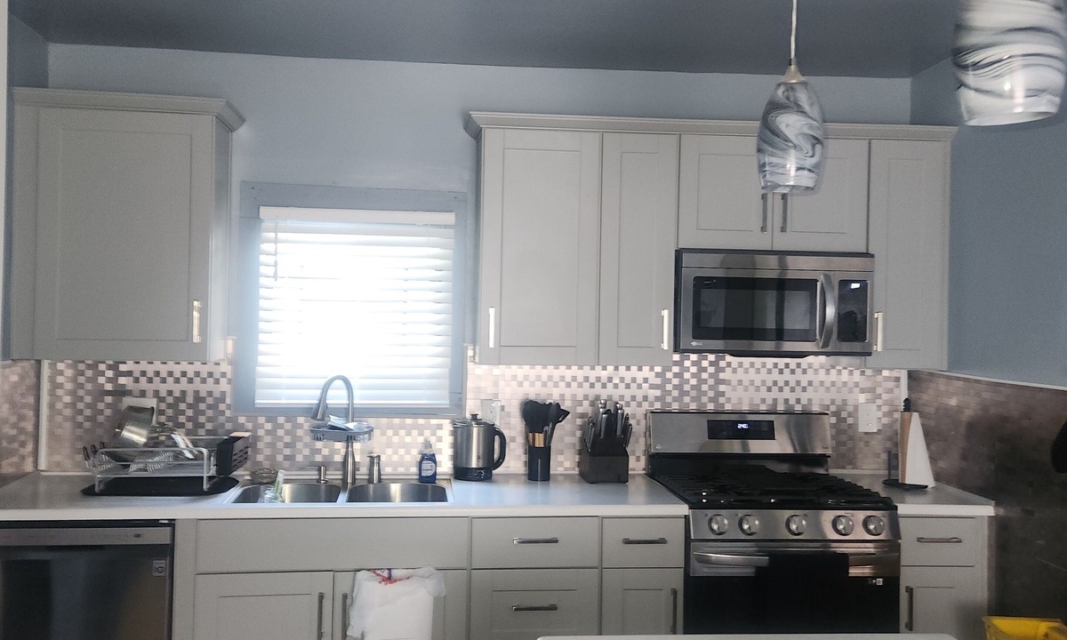 South Broadway House | Spacious 4-bedroom house with AC and WiFi in charming Cleveland Neighborhoodn