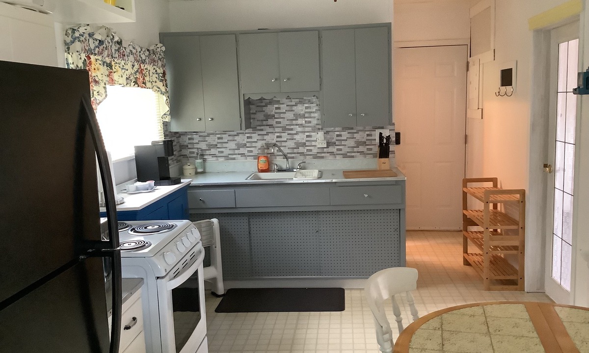 Alberta Beach Cottage | Bumblebee Cottage in Alberta Beach