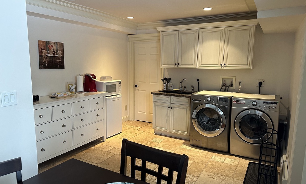 Surrey House | Cozy 2 bedroom suite near Crescent Beach/close to USA Border